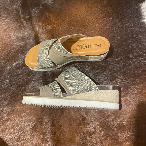 Women’s Wedge Heel - Picture 2 of 6